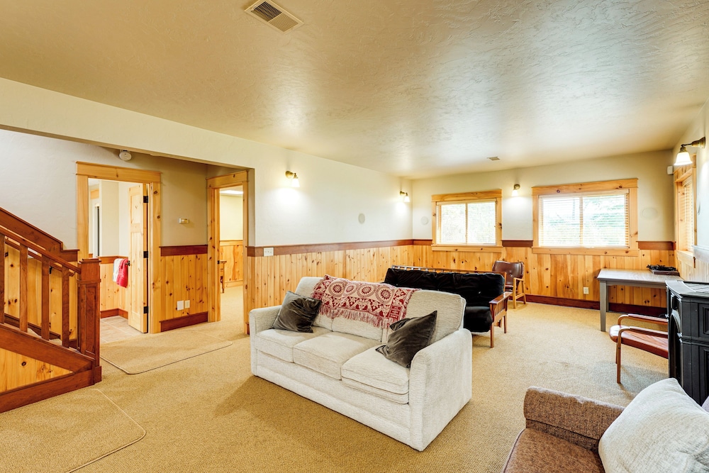 Hamlin Lake Retreat: Spacious Stay for Groups!