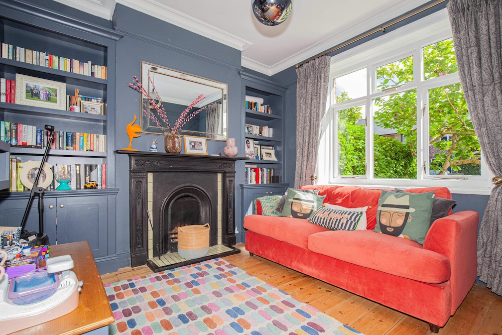 Charming 3BD Oasis 3 Min Walk From Beach Front!