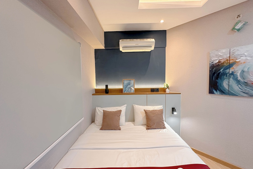 Modern Look With Wooden Accent 3Br At Kondominium Puncak Marina Apartment