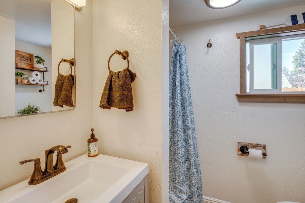 Walk to Beach: Dog-friendly Cabin in Glenbrook!