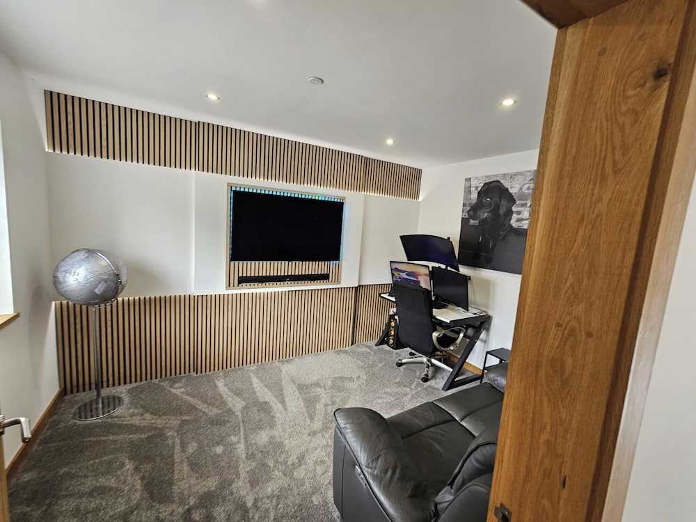 Modern, Large Open Plan 4 bed Property in Abergele