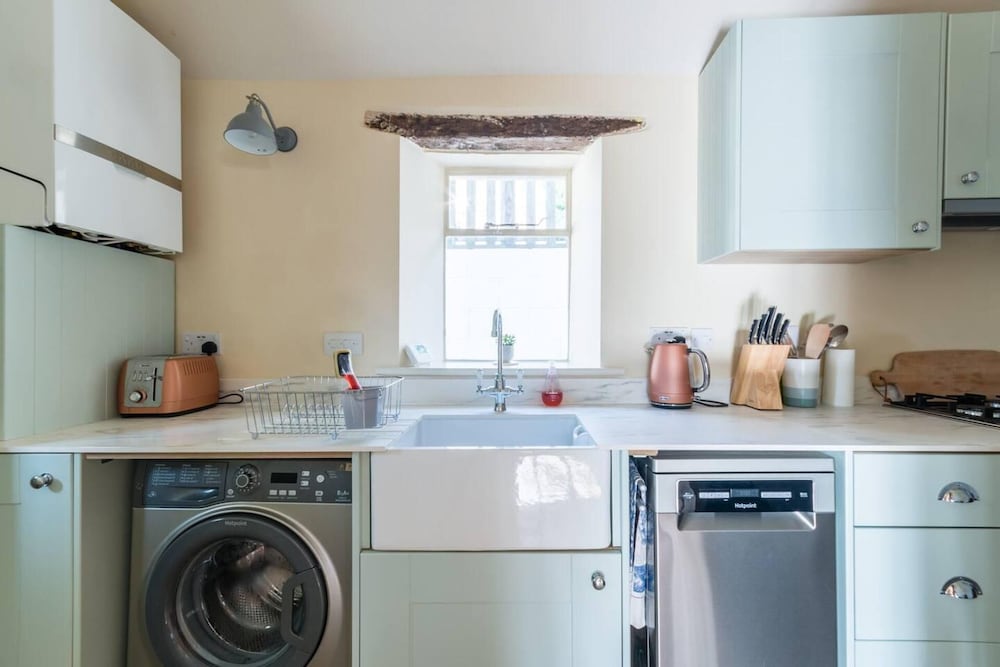 Lovely Cosy Stone Cottage in Tetbury, Cotswolds view 4