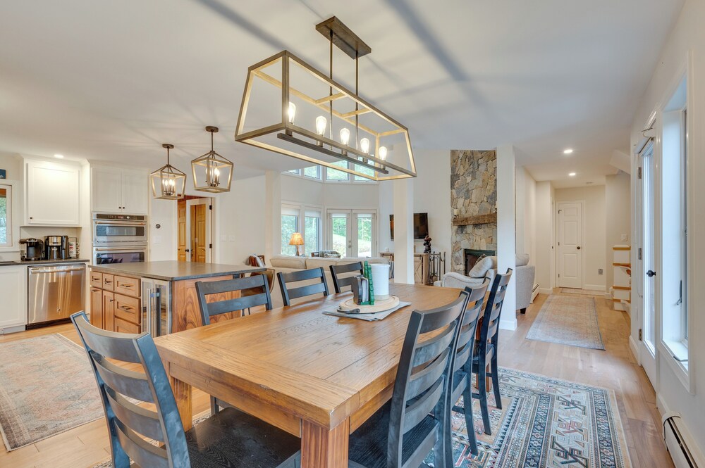 Ski-in Condo w/ Hot Tub on Burke Mtn Slopes!