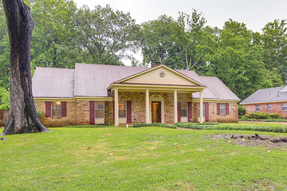 Walk to Graceland: Spacious Memphis Home!