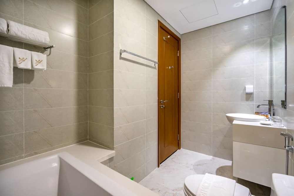 The Aquamarine Landmark Suites - Poolside Access at L4B