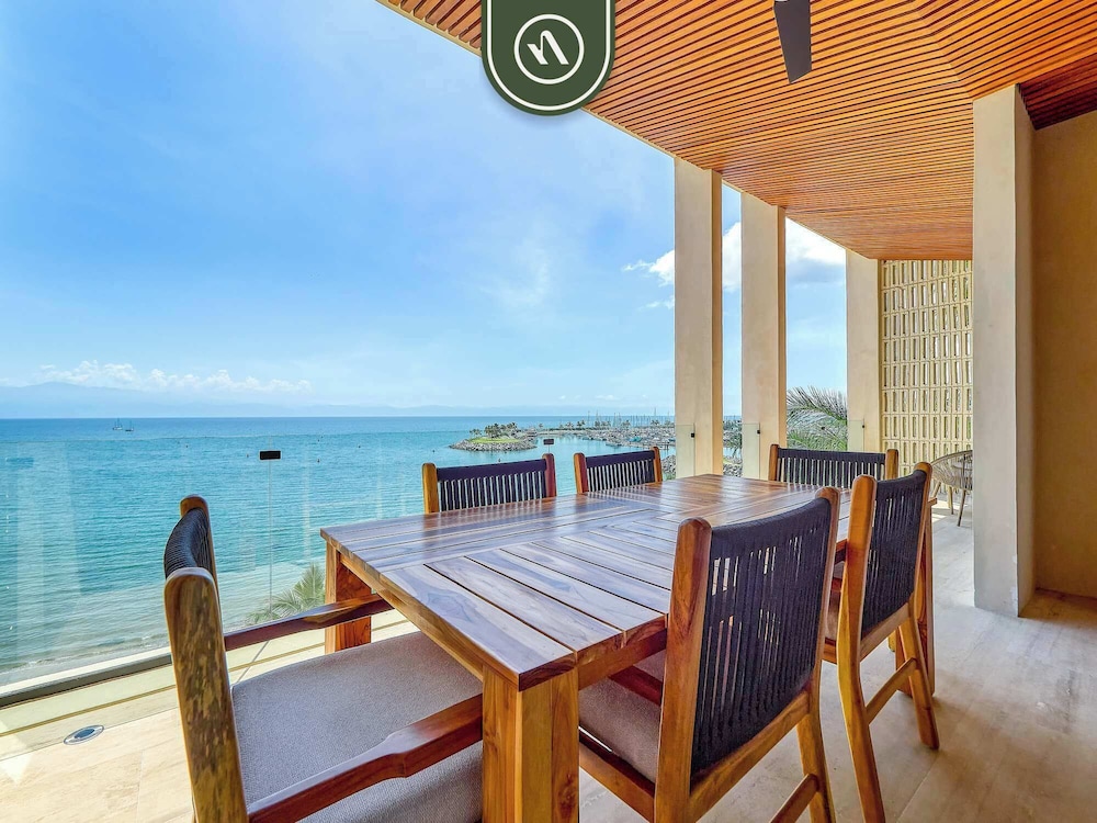 Luxury 4BR Oceanfront Condo - Private Beach - Pool