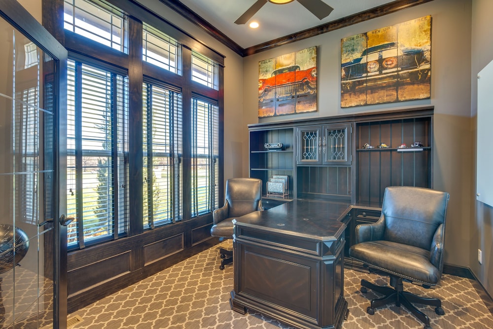 Luxe Missouri Getaway w/ Hot Tub  Fire Pit! - Property Image 9