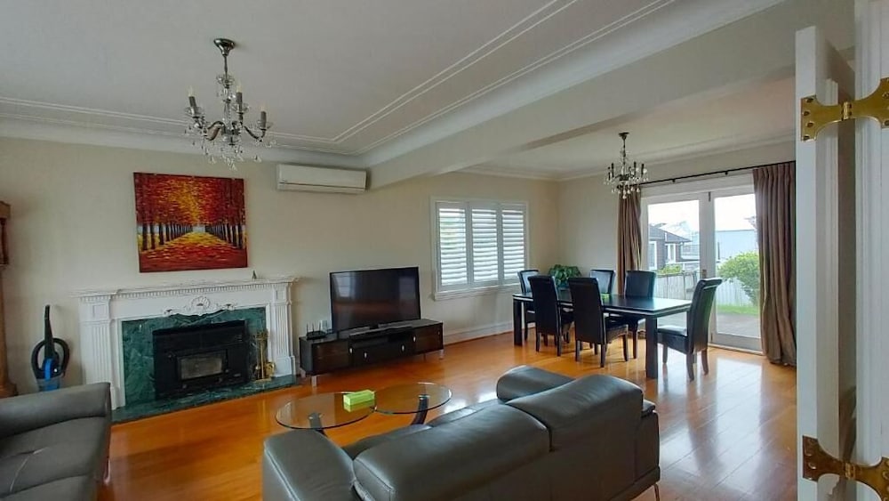 3min to beach 4 bedroom villa