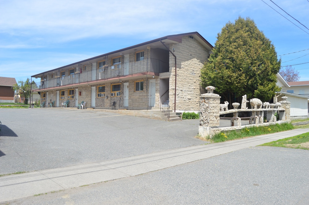 Thunder Bay Vacations - Modern Motel - Property Image 12