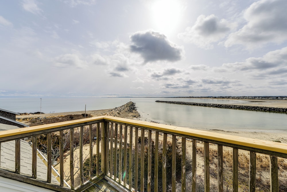 Marshfield Home w/ 4 Decks & Private Beach Access!