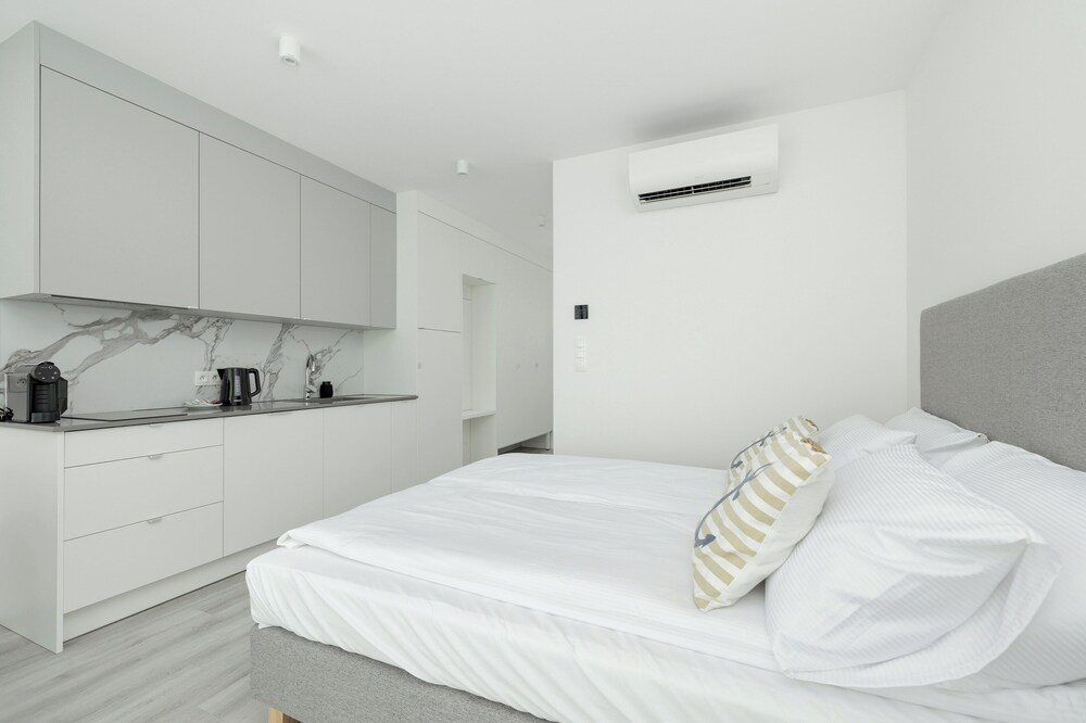 Air-conditioned Studio for 4 by Renters