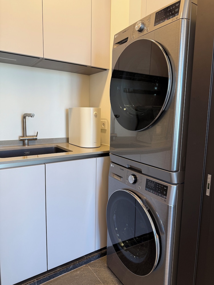 Caelum Black Gangnam Luxury Apt