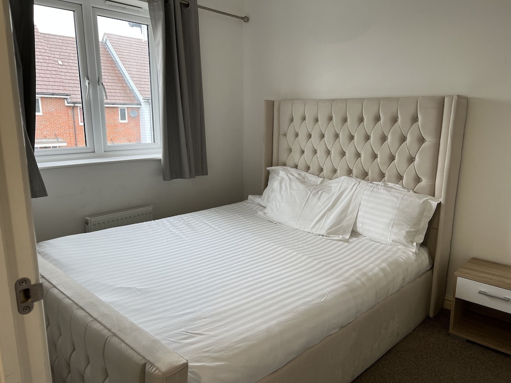Charming 2-bed Terraced Home in Dartford view 5
