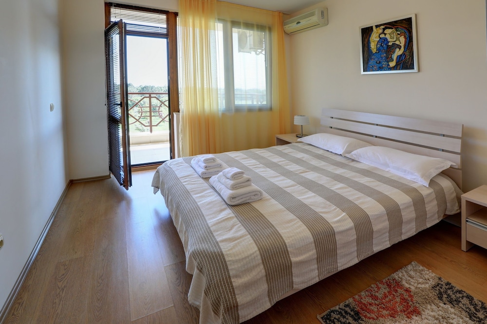 Lighthouse Luxe Estate Apart & Villas