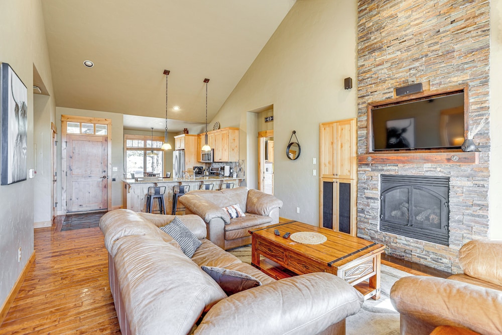 Mountain-view Cabin Near Trails in Powell Butte!