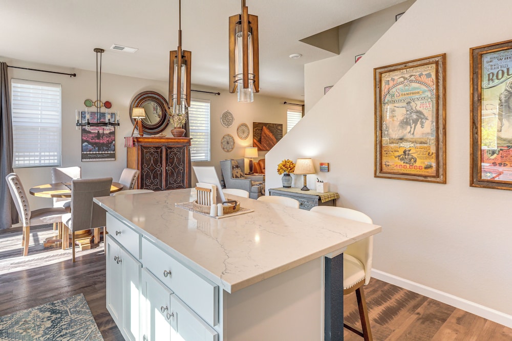 Walk to Light Rail! Townhome 9 Mi to Dtwn Denver