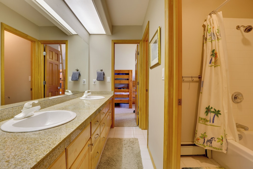 Spacious Townhome Near Main St & Lake Dillon!