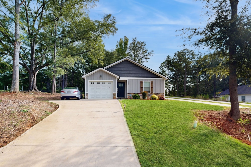 3BR Charming, Dog Friendly Home w/ Fire Pit!