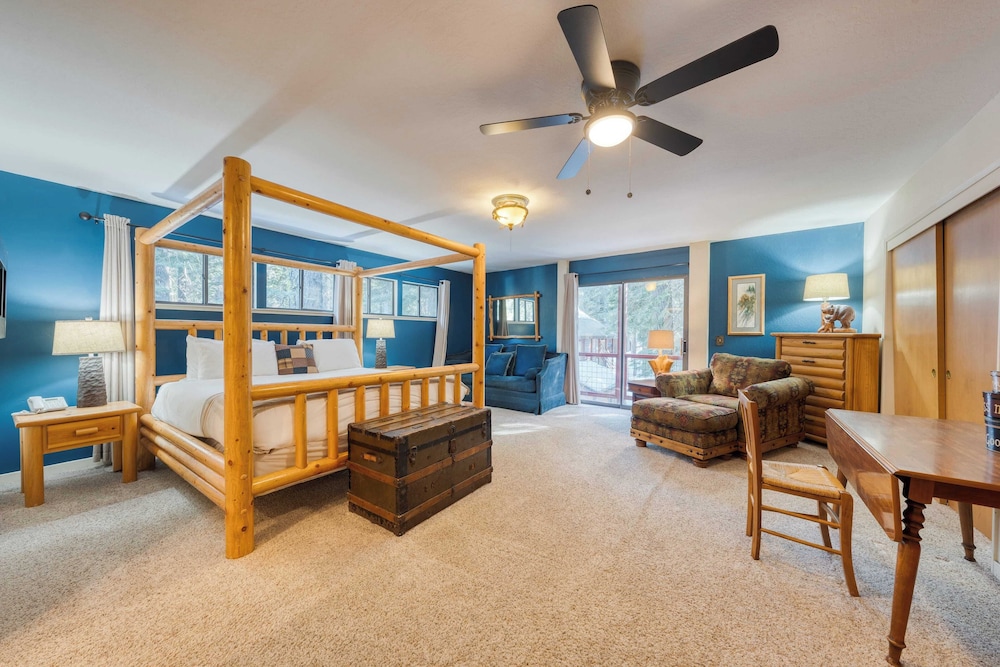 Mountain Cabin w/ Fireplace, Balcony & Easy Ski Access Bear Americana