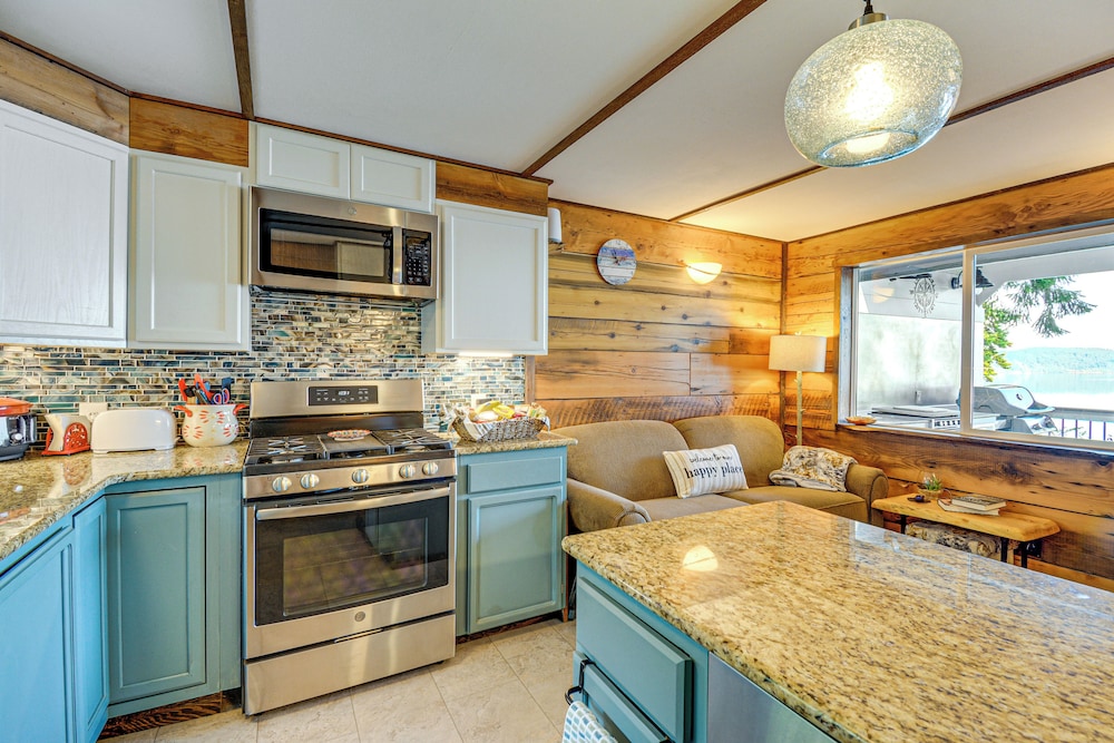Outdoor Kitchen & Canal Views: Cabin in Quilcene!