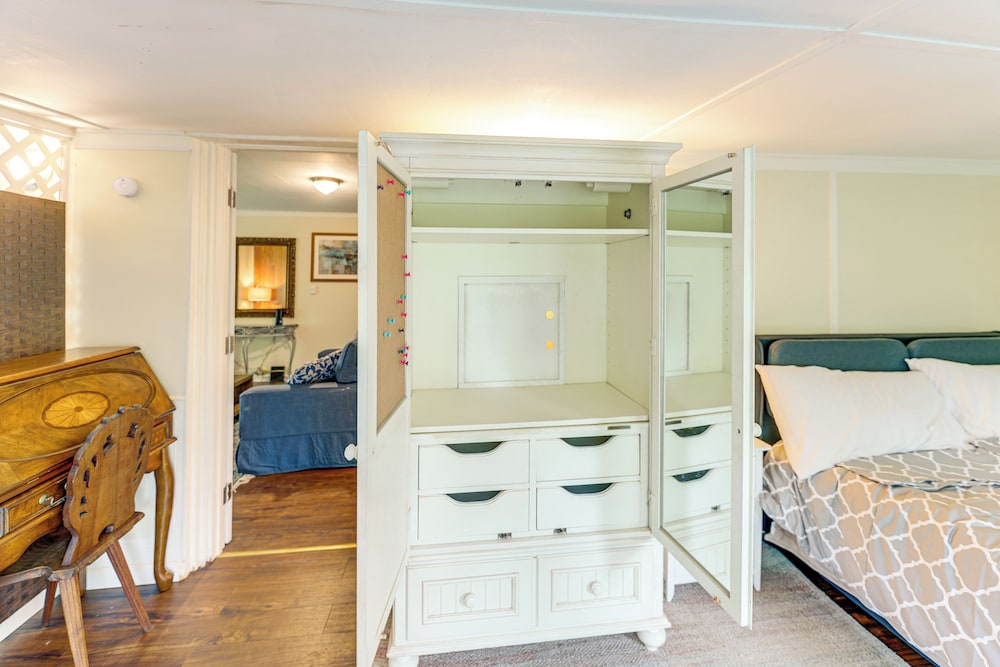 10 Mi to South Beach & Newport: Home w/ Deck!
