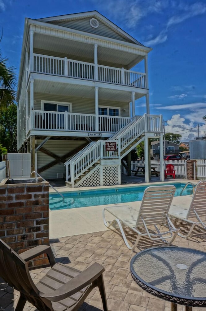 Pierview 5 Bedroom Home by RedAwning