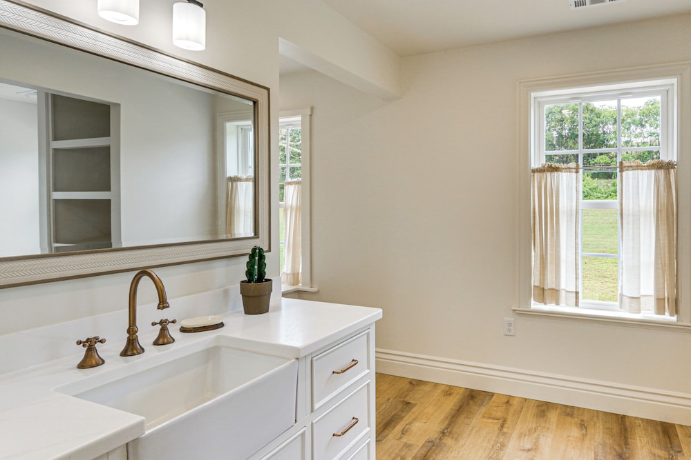 Updated Farmhouse < 2 Mi to Historic Middletown!