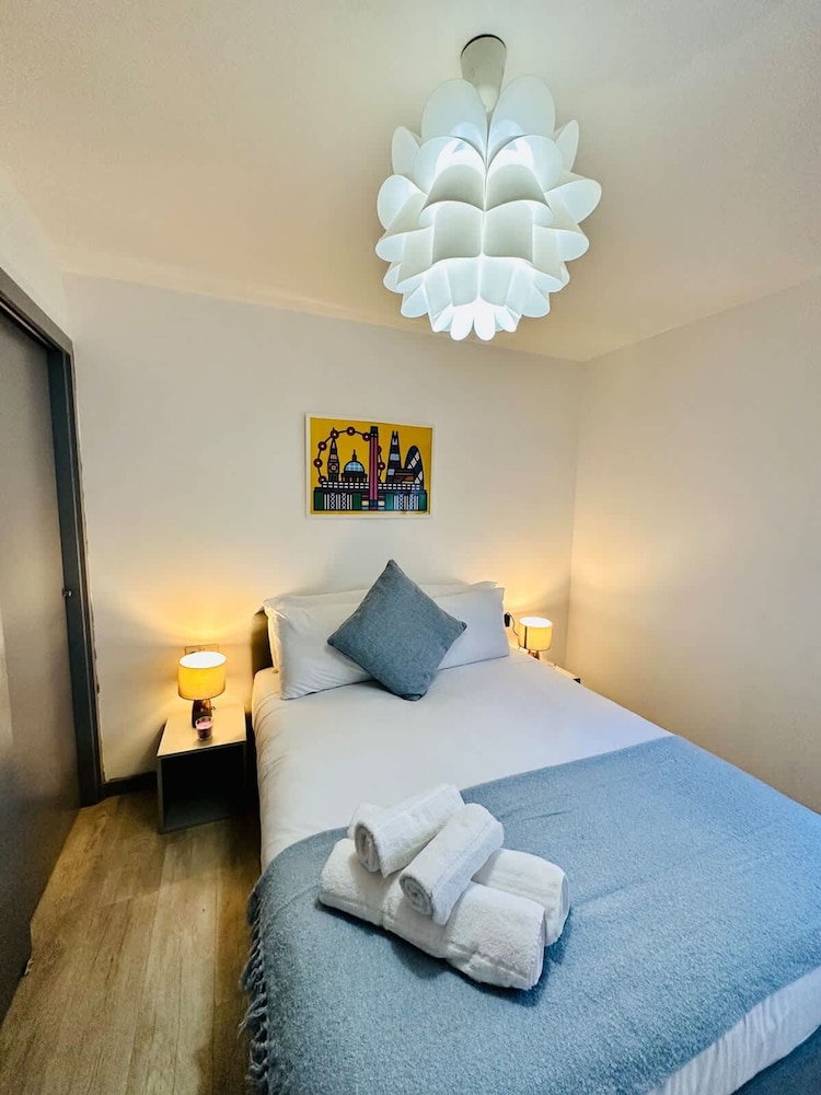 Kensington Gardens 2 Bedroom Flat With a Balcony