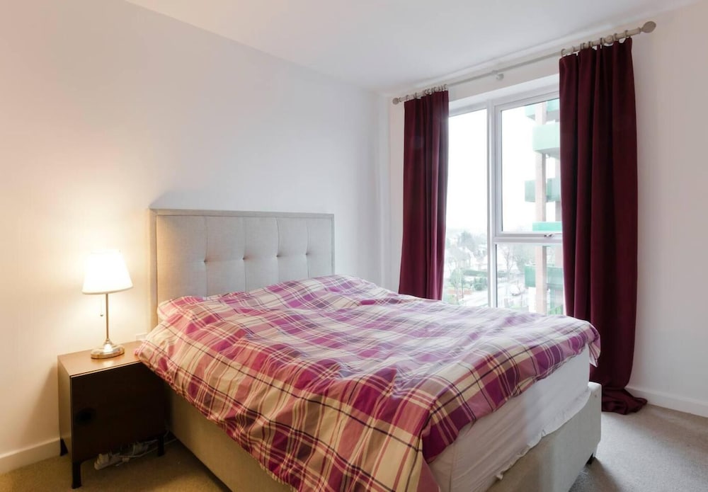 2-bed Apartment Only 15 Mins From Central London view 4