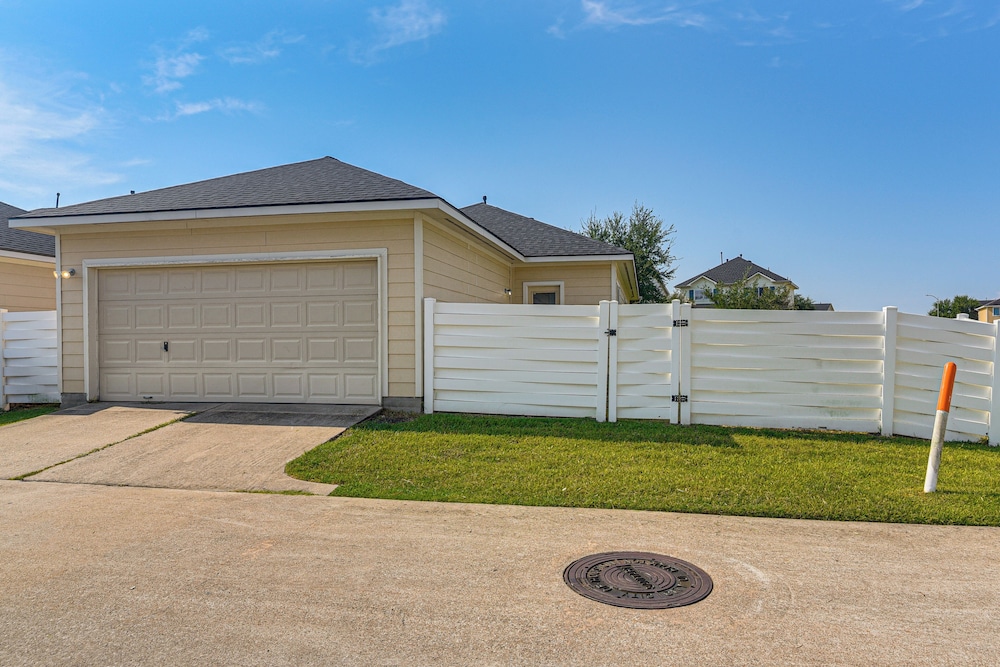 < 1 Block to Park: Family-friendly Houston Home!