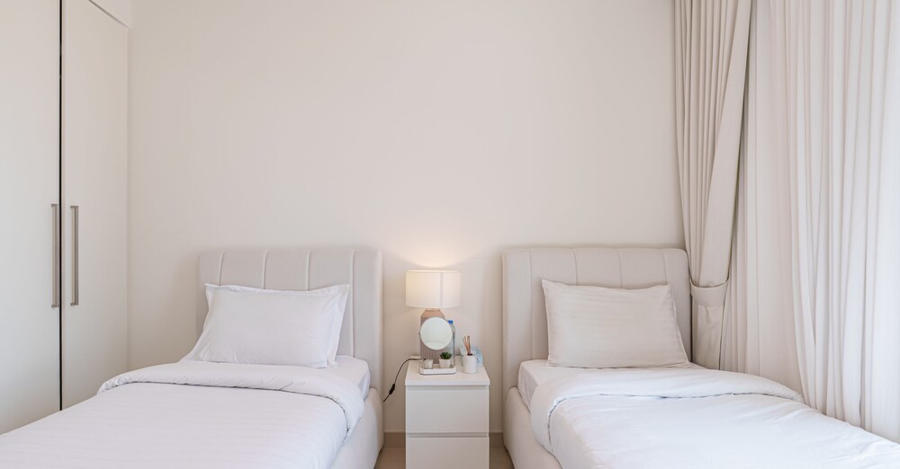 Downtown 2BR | Walk to Burj Khalifa + Dubai Mall