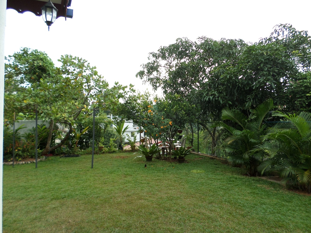 Moon Hills Hotel