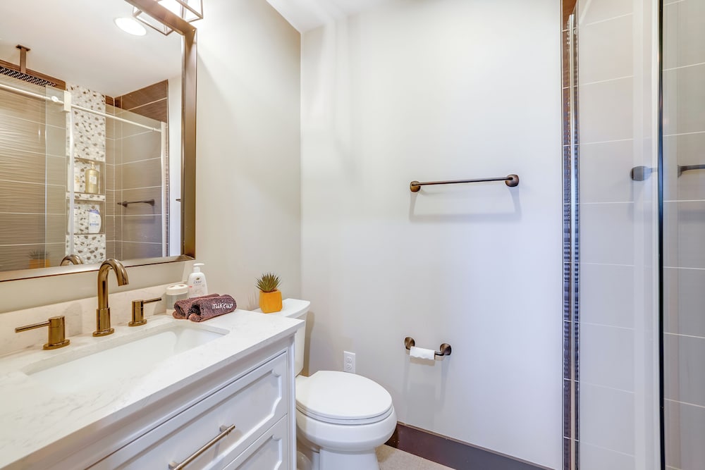 4 Mi to Liberty Bridge: Greenville Getaway w/ Deck