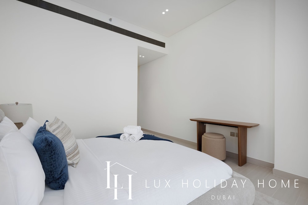 LUX The Phantom Sky Pool Suite