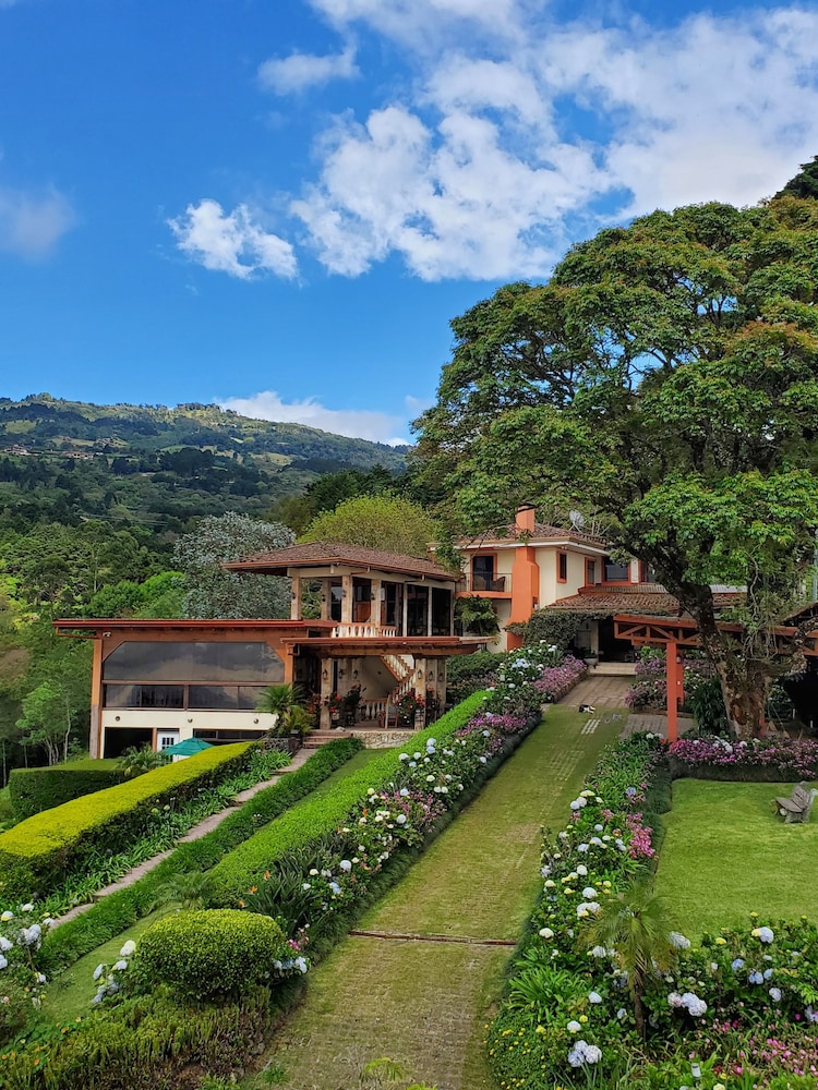 Hotel Finca Paraiso Mountain Retreat near San Jose Airport