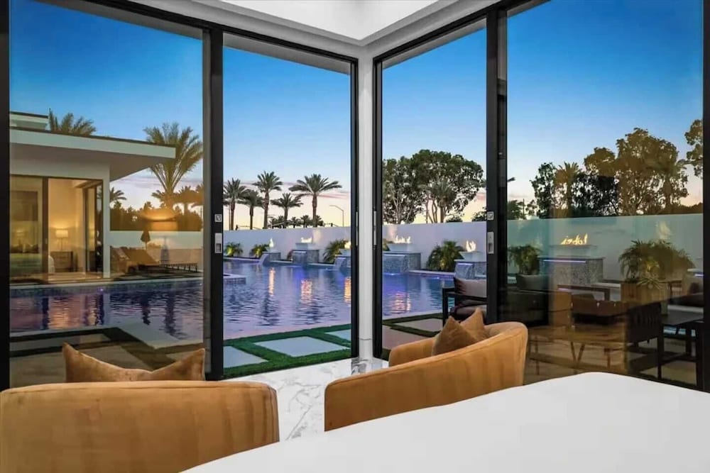 Sleeps 20 7-bedroom Villa w/ Pool, Putting Green & Hot Tub Bravo Villa #11 by Avantstay