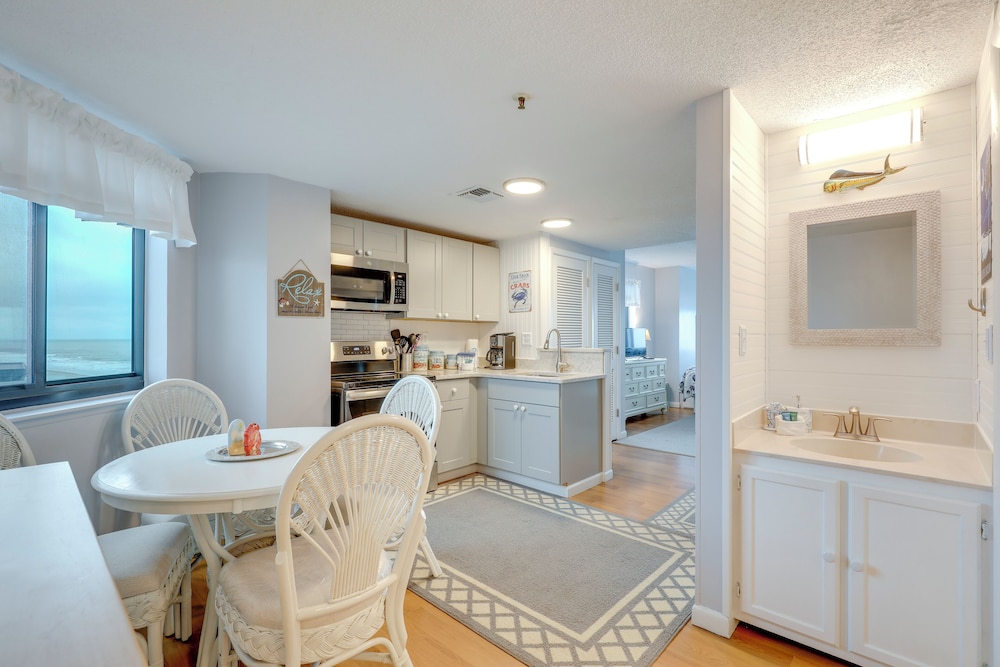 Steps to Sand: Condo w/ Pools in Myrtle Beach