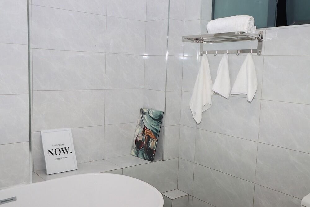 Lux Suites Royal Oak Residency photo 5