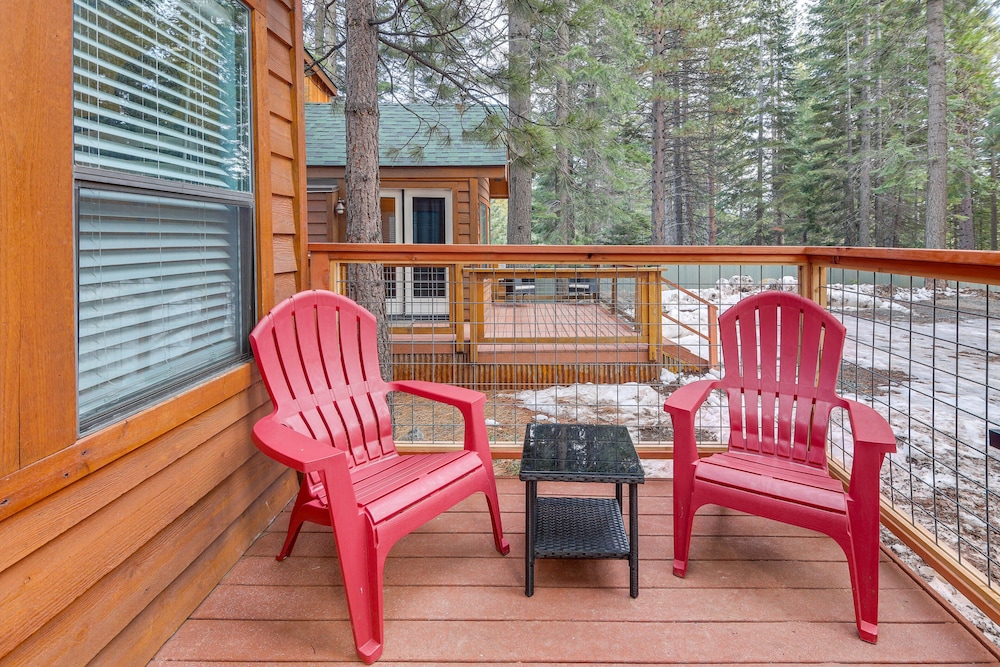 Cozy Lake Almanor Cabin, Outdoor Adventures Galore view 4