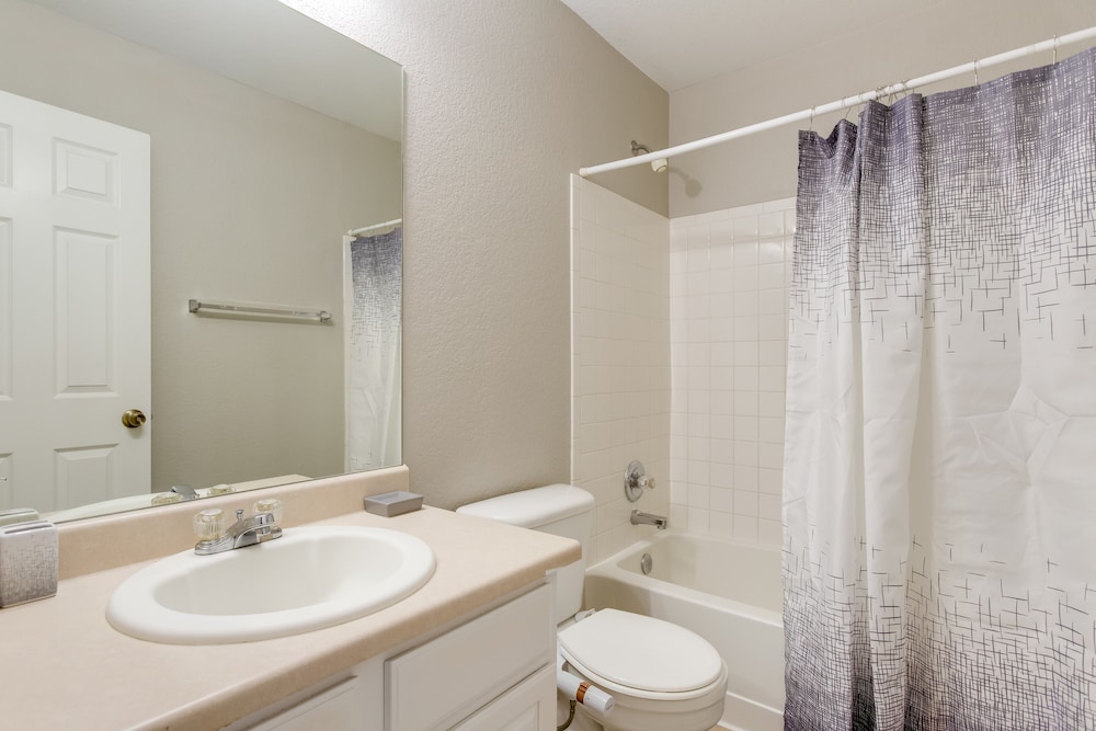 Spacious Aurora Home: 20 Mi to Downtown Denver!