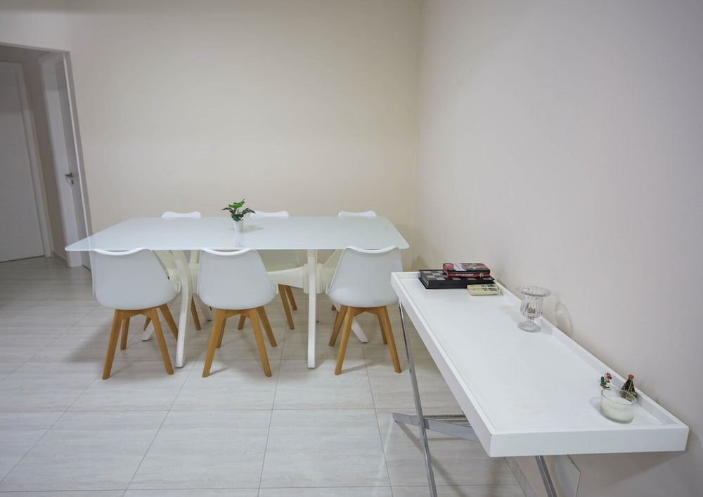 Apto Completo com Wi-fi Ar-cond a 200m da Praia