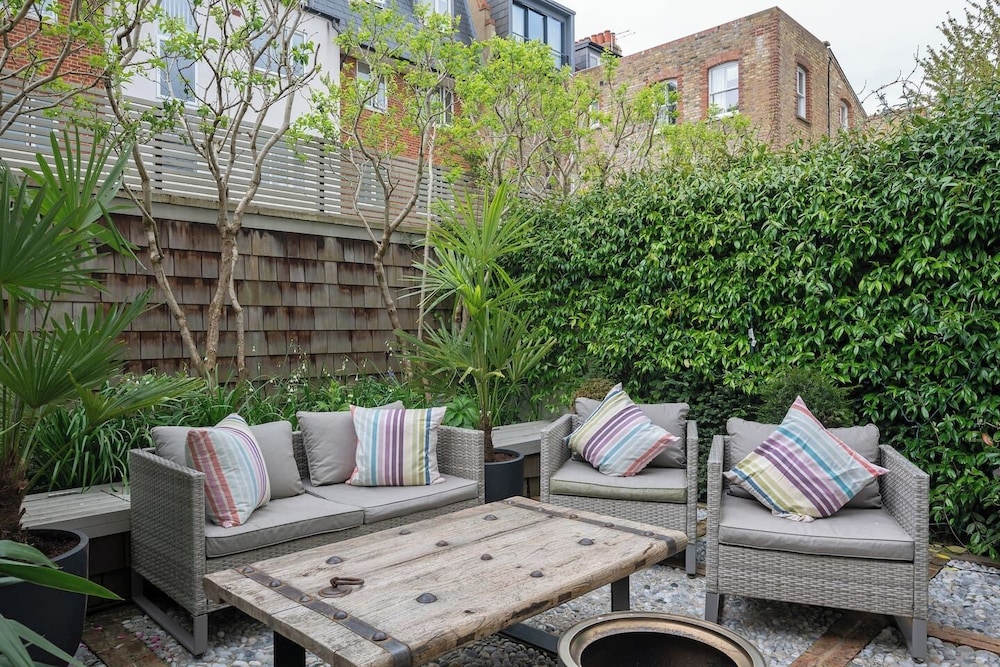 3-bed Home w Private Parking Fairytale Garden