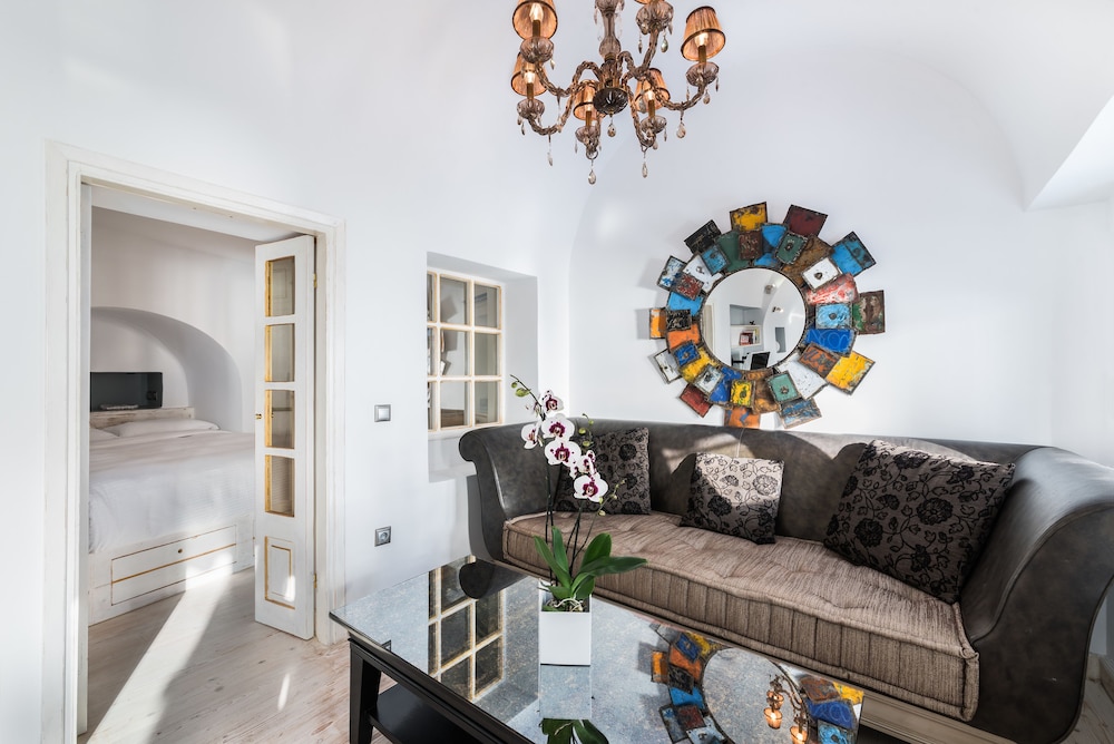Hyperion Oia Suites