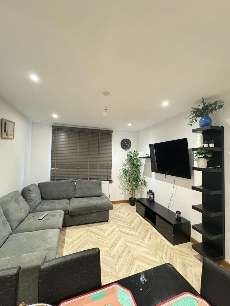 1br-sleeps2-parking-nearlondon-central