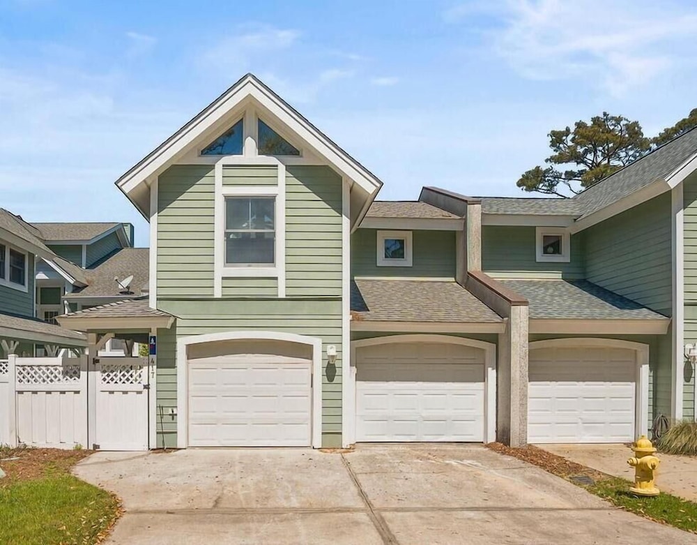 Spacious 7 Bedroom 5.5 Bath on Ocean Creek Golf Course!