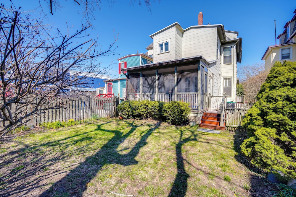 Walk to Beach: Cape May Home w/ Screened Patio!