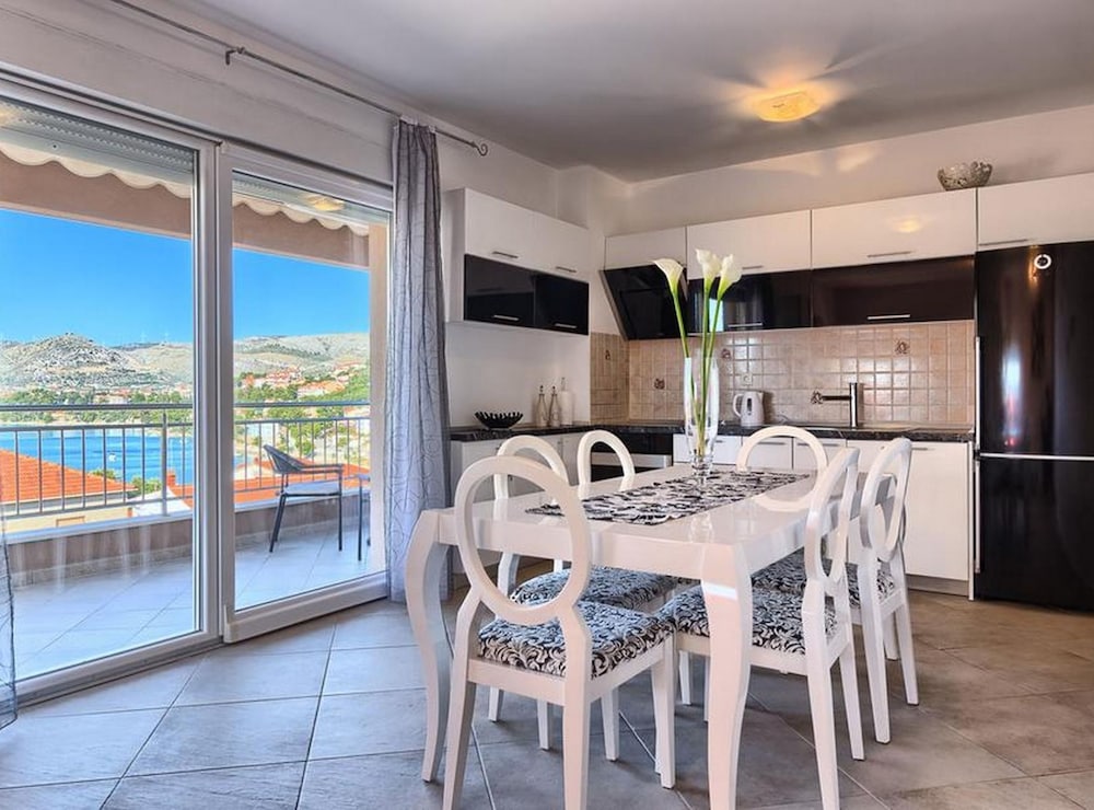 Luxury Apartment Okrug Gornji With Sea View and Pool