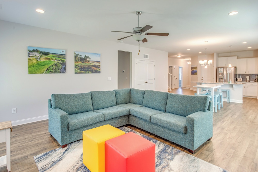 4 Mi to Beaches: Sleek Retreat in Ocean Isle Beach