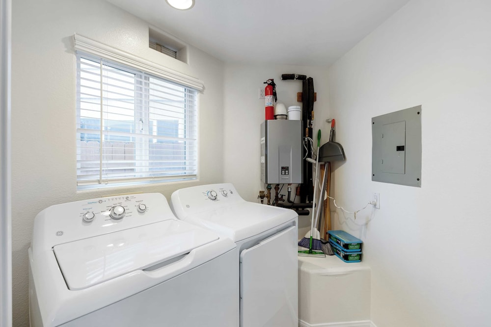 Walk to Dining, Mission + Pacific Beach, and Bars/nightlife Private Backyard