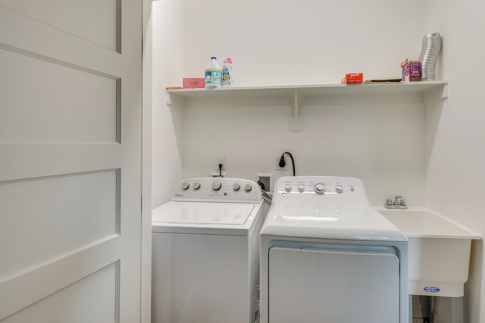 1 Mi to Dtwn: Upscale Retreat in Durham!